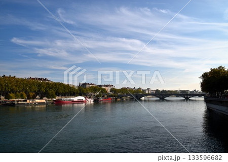ローヌ川沿いのリヨンの街並みと空 133596682