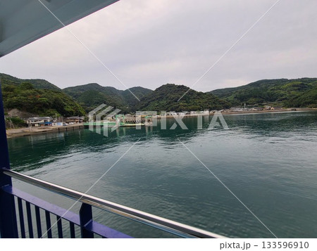 天草行きカーフェリー獅子島片側（かたそば）沖合の風景 133596910