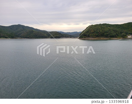 天草行きカーフェリー獅子島片側（かたそば）沖合の風景 133596918