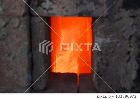 登り窯の窓から見える炎 133596972