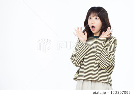 びっくり驚いている女性 133597095