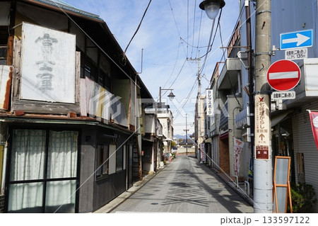 群馬県富岡市の富岡製糸場の周辺の商店街の風景 133597122