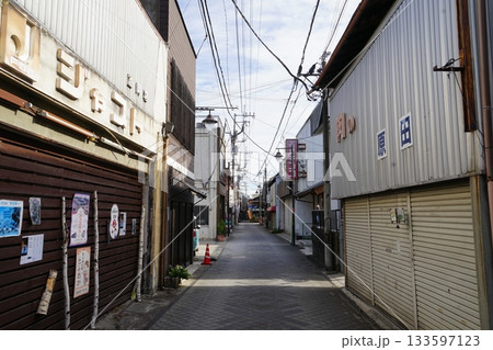 群馬県富岡市の富岡製糸場の周辺の商店街の風景 群馬県富岡市の富岡製糸場の周辺の商店街の風景 133597123