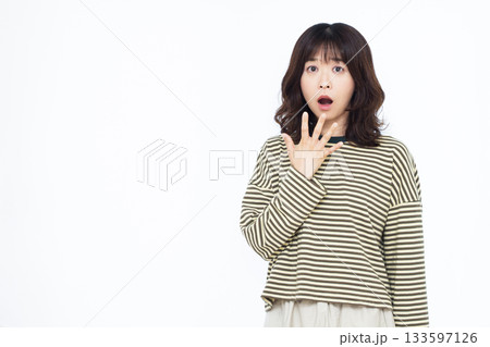 びっくり驚いている女性 びっくり驚いている女性 133597126