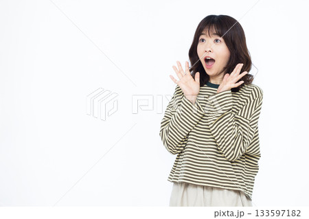 笑顔でびっくり驚いている女性 笑顔でびっくり驚いている女性 133597182