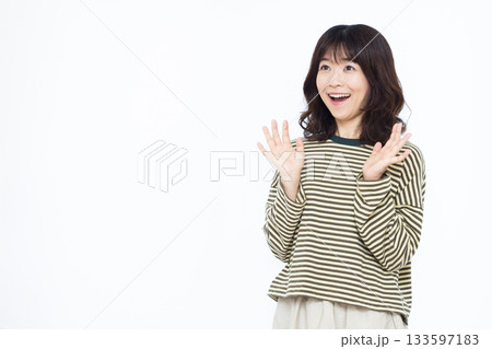 笑顔でびっくり驚いている女性 133597183