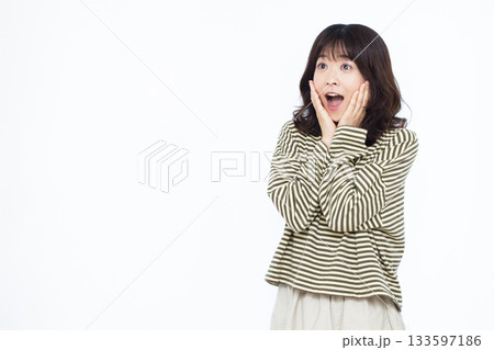 笑顔でびっくり驚いている女性 笑顔でびっくり驚いている女性 133597186