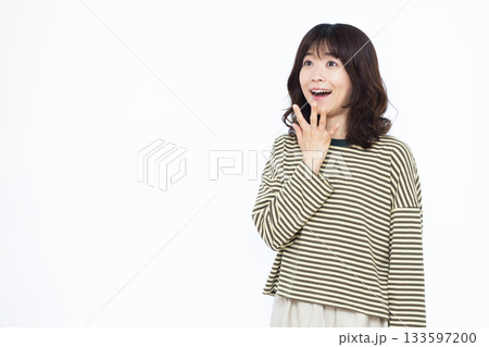 笑顔でびっくり驚いている女性 笑顔でびっくり驚いている女性 133597200