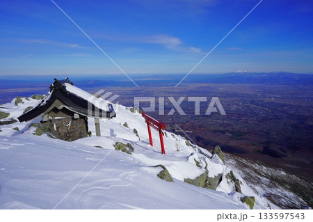 冬季岩木山頂上の岩木山神社奥宮 冬季岩木山頂上の岩木山神社奥宮 133597543