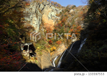 ロマンチック茨城（広大な岩肌は2千万年前の海底火山で隆起した岩壁、時の流れ大きさを受ける。）袋田の滝 133597553