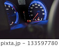 車のヘッドライト点灯時のメーターパネル、ガソリンランプ点灯 133597780