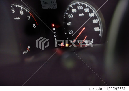 車のメーターパネル 133597781