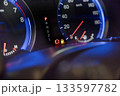 車のヘッドライト点灯時のメーターパネル、ガソリンランプ点灯 133597782