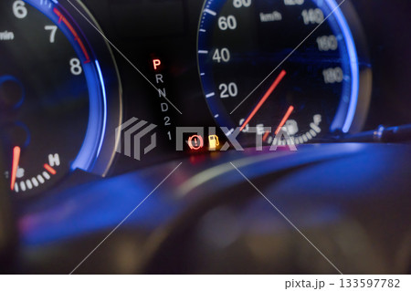 車のヘッドライト点灯時のメーターパネル、ガソリンランプ点灯 133597782