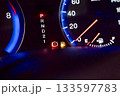 車のヘッドライト点灯時のメーターパネル、ガソリンランプ点灯 133597783