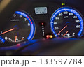 車のヘッドライト点灯時のメーターパネル、ガソリンランプ点灯 133597784