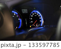 車のヘッドライト点灯時のメーターパネル、ガソリンランプ点灯 133597785