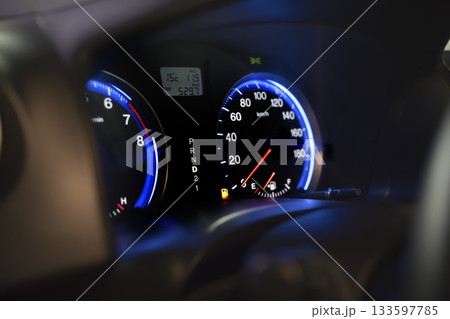 車のヘッドライト点灯時のメーターパネル、ガソリンランプ点灯 133597785