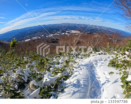 冬季岩木山8号目付近からの白神山地 133597786