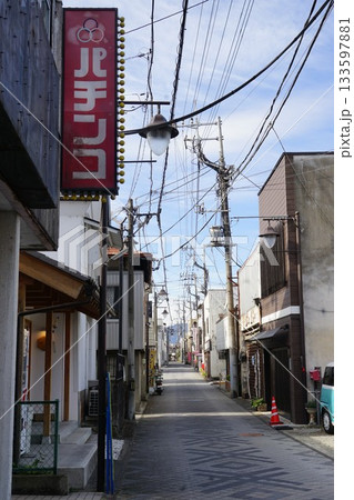群馬県富岡市の富岡製糸場周辺の商店街の風景 133597881