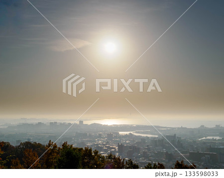早朝神戸市東灘区の保久良山より神戸市街地と大阪湾をのぞむ 早朝神戸市東灘区の保久良山より神戸市街地と大阪湾をのぞむ 133598033
