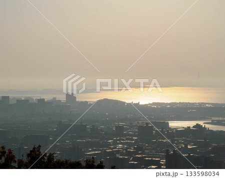 早朝神戸市東灘区の保久良山より神戸市街地と大阪湾をのぞむ 133598034