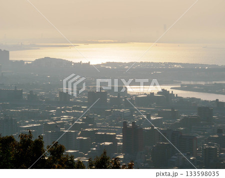 早朝神戸市東灘区の保久良山より神戸市街地と大阪湾をのぞむ 133598035