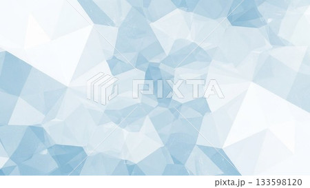 淡いブルーの多角形が並ぶ透明感のある氷風抽象背景デザイン 133598120