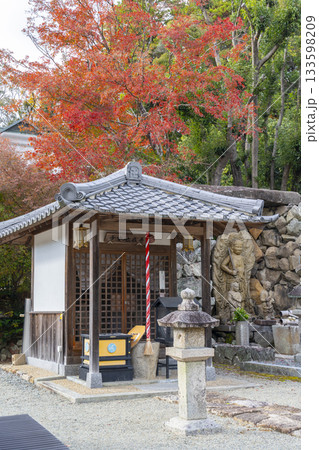 満願寺 子安地蔵尊 紅葉の季節(兵庫県川西市) 満願寺 子安地蔵尊 紅葉の季節(兵庫県川西市) 133598209