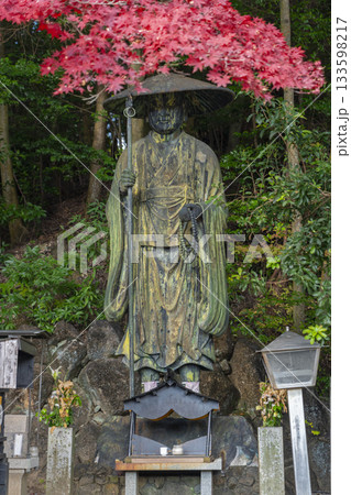 満願寺 紅葉に包まれた弘法大師像(兵庫県川西市) 満願寺 紅葉に包まれた弘法大師像(兵庫県川西市) 133598217