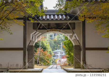 満願寺 山門 紅葉の季節(兵庫県川西市) 満願寺 山門 紅葉の季節(兵庫県川西市) 133598231