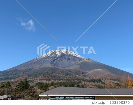 秋の快晴の青空をバックに富士山の麓のすすきの風景を撮影 秋の快晴の青空をバックに富士山の麓のすすきの風景を撮影 133598370