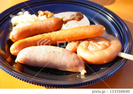 色々なソーセージ盛り合わせを皿に並べた食事シーン 色々なソーセージ盛り合わせを皿に並べた食事シーン 133598690