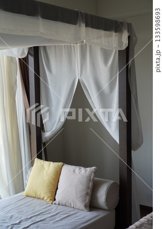 柔らかいカーテンとクッションが並ぶ落ち着いた室内空間 133598693
