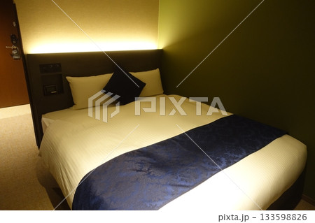 ダブルベッドが置かれたゴージャスなホテルの部屋 ダブルベッドが置かれたゴージャスなホテルの部屋 133598826