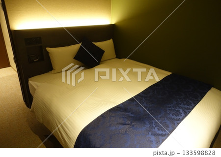 ダブルベッドが置かれたゴージャスなホテルの部屋 133598828