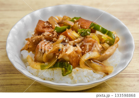 厚揚げのオイスターソース炒め丼 厚揚げのオイスターソース炒め丼 133598868