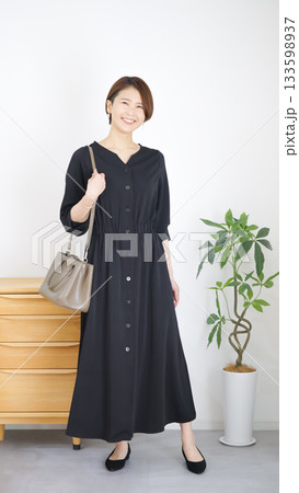 女性の秋冬ファッションコーディネート全身(縦向き) 女性の秋冬ファッションコーディネート全身(縦向き) 133598937