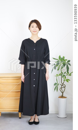 女性の秋冬ファッションコーディネート全身(縦向き) 女性の秋冬ファッションコーディネート全身(縦向き) 133598939