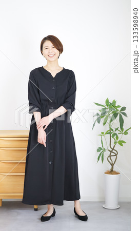 女性の秋冬ファッションコーディネート全身(縦向き) 女性の秋冬ファッションコーディネート全身(縦向き) 133598940