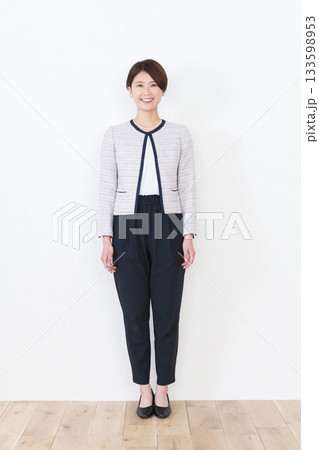 セレモニースーツを着た女性 133598953