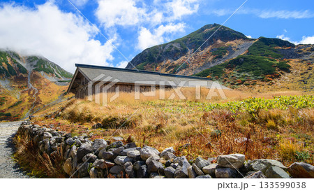 室堂平 重要文化財立山室堂と浄土山 富山県 室堂平 重要文化財立山室堂と浄土山 富山県 133599038