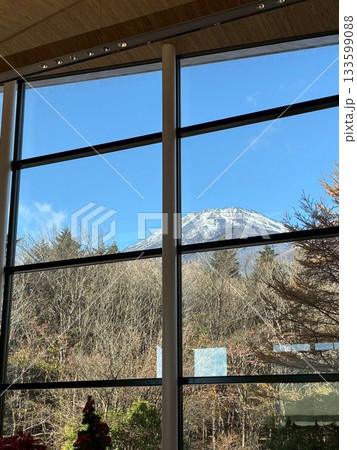 屋内から望む富士山 屋内から望む富士山 133599088