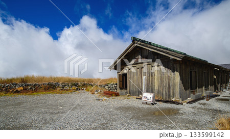室堂平に建つ立山室堂小屋　重要文化財　立山黒部アルペンルート　富山県 133599142