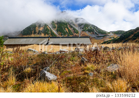 室堂平　重要文化財立山室堂と雄山　富山県 133599212