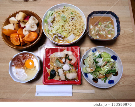 町の中華レストランで食べるおすすめランチセットの組み合わせ例(ミニ中華丼とピリ辛担々麺のセット) 町の中華レストランで食べるおすすめランチセットの組み合わせ例(ミニ中華丼とピリ辛担々麺のセット) 133599970