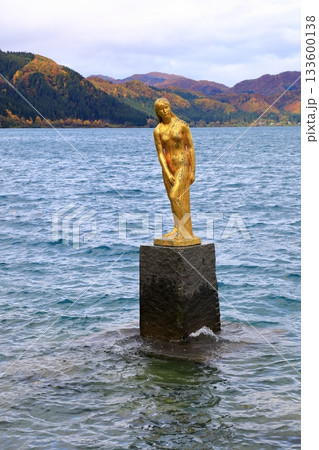 秋の田沢湖　 133600138