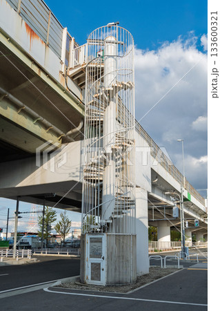 阪神高速・非常用出口の螺旋階段 133600321
