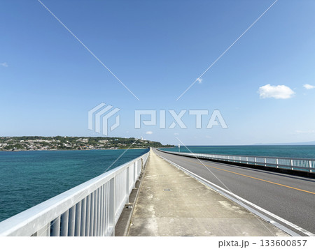 沖縄の古宇利大橋を歩いて古宇利島に向かう 133600857