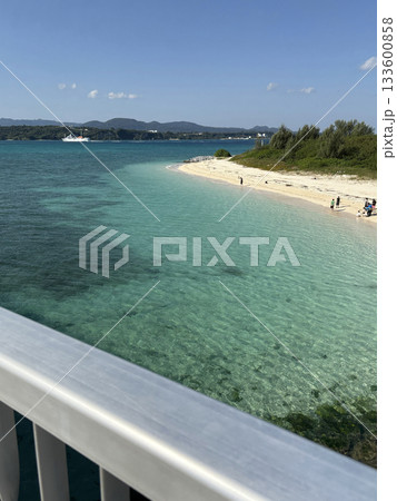 沖縄の古宇利大橋からエメラルドグリーン古宇利島の古宇利ビーチを眺める 船が行き来する 沖縄の古宇利大橋からエメラルドグリーン古宇利島の古宇利ビーチを眺める 船が行き来する 133600858